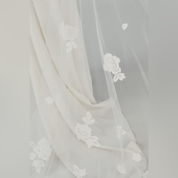 Amsale Petal Lace Cathedral Length Wedding Veil White Bridal Lace Petals R237U - Picture 2 of 8